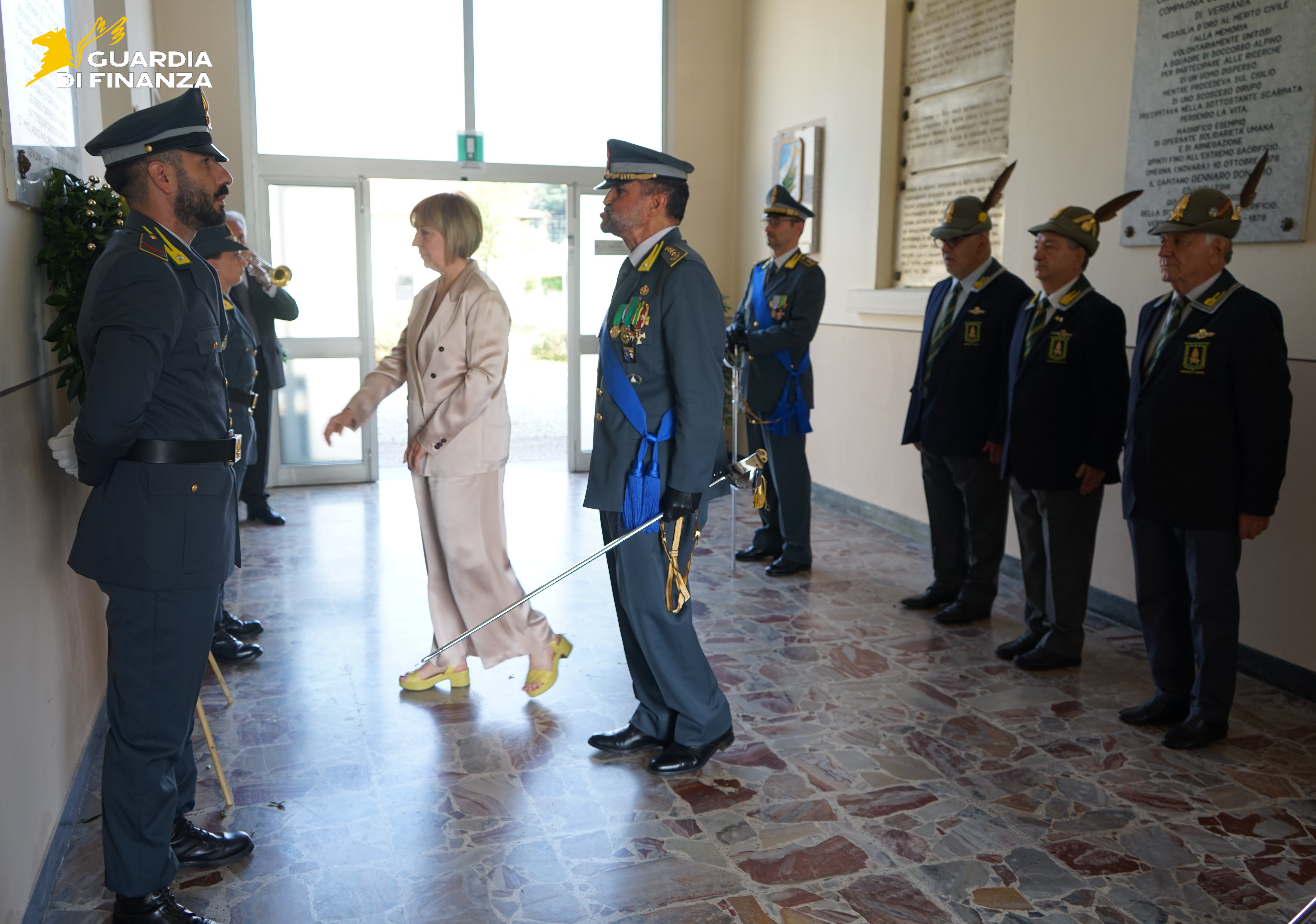 Guardia di Finanza, il Prefetto Pirrera alla Caserma Simonetta per deporre una corona in memoria dei caduti