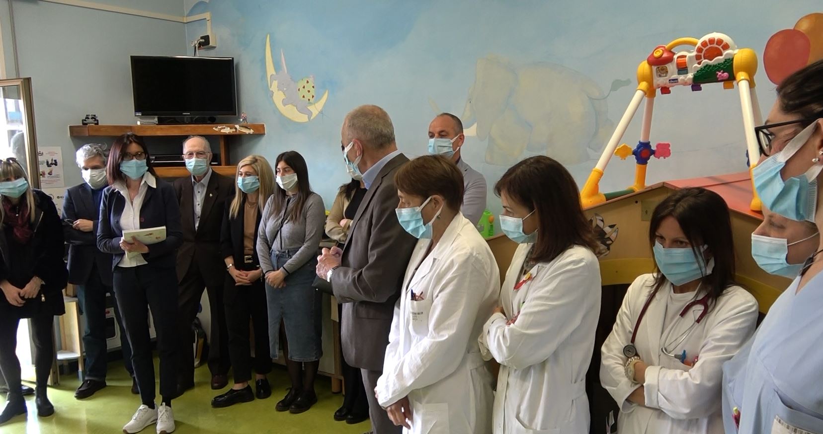 Avis Verbania dona tablet al reparto di Pediatria del Castelli