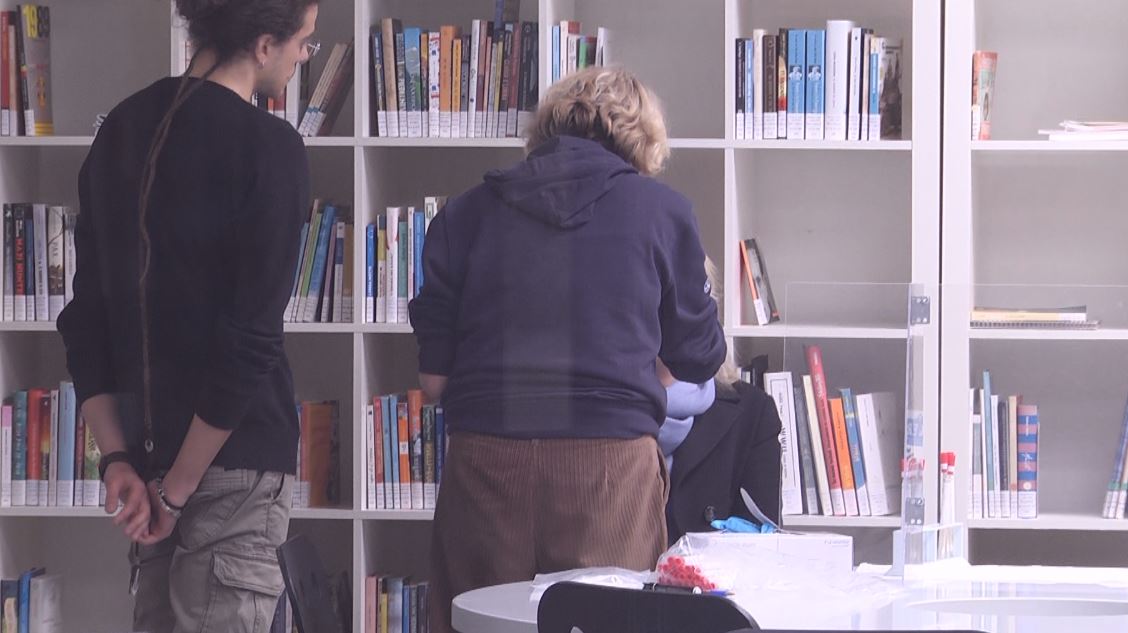 L'antropologa forense Cristina Cattaneo è arrivata a Fondotoce per prelevare il Dna ai parenti dei partigiani dispersi