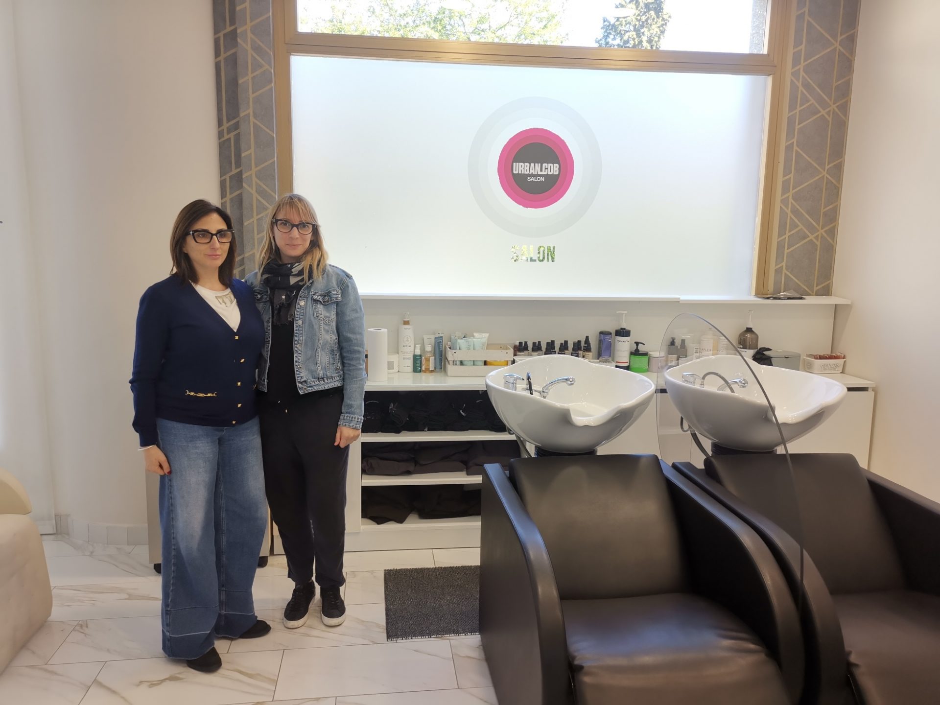 Furto da 28 mila euro in un salone di parrucchieri a Verbania. La titolare: "Chi ha visto qualcosa parli. Colpo mirato, colleghi attenzione!"