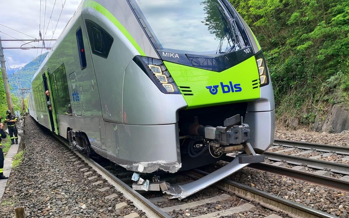Sempione, treno deragliato. Linea bloccata almeno fino all'una