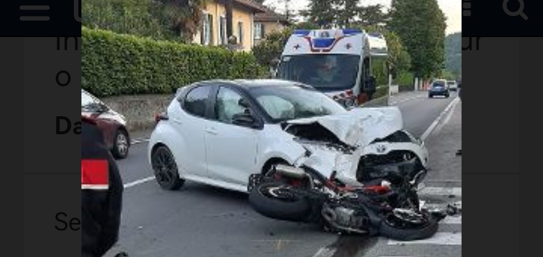 Moto contro auto a Lesa, gravissimo il centauro