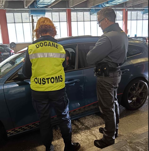 Beni non dichiarati alla frontiera: sequestrati gioielli, contanti, un elmo giapponese e pure una balestra antica