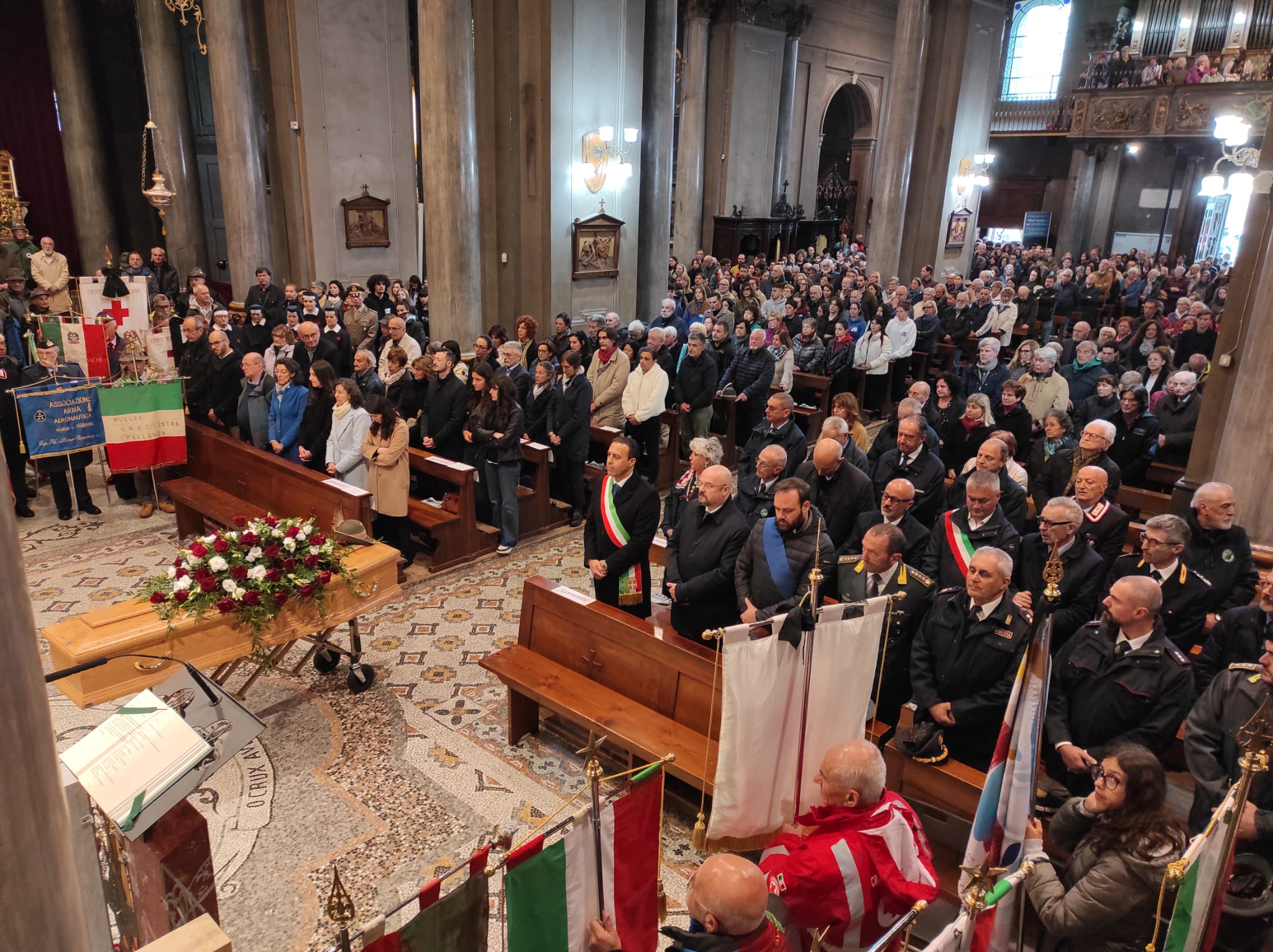 Folla commossa a Domodossola per l'ultimo saluto a Pierantonio Ragozza