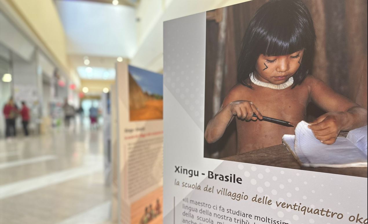 Mostra "Il gioco e la lavagna" al Centro commerciale Le Isole di Gravellona, foto di Carla e Giorgio Milone