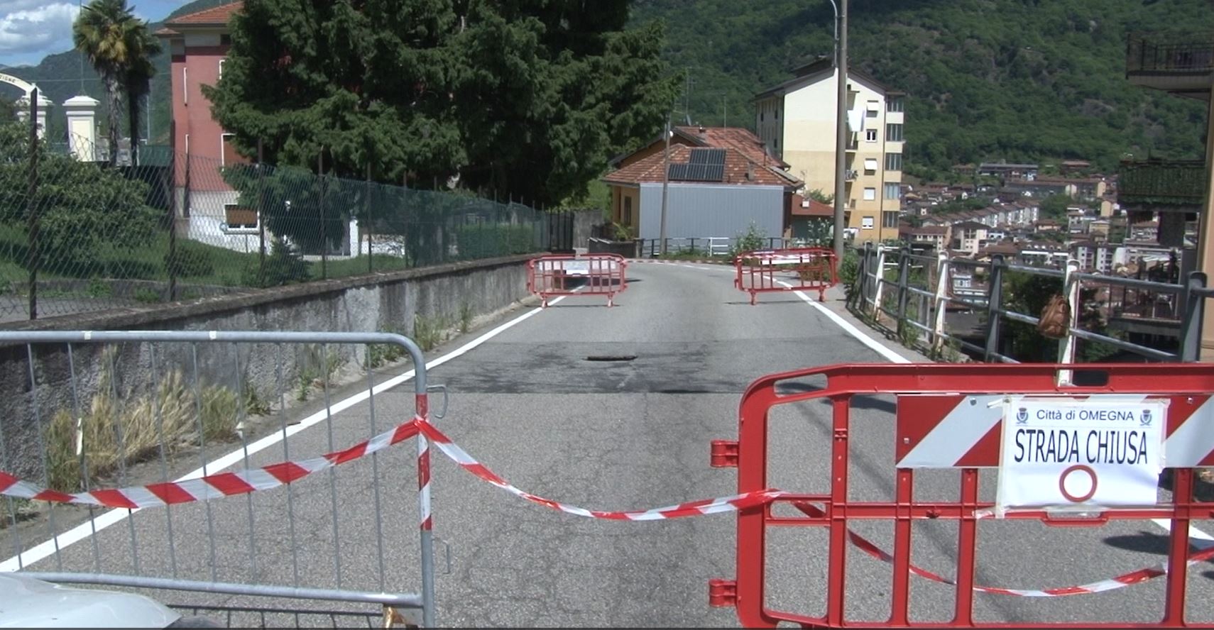Voragine in via Matteotti. Chiusa la strada che collega Cireggio al centro di Omegna