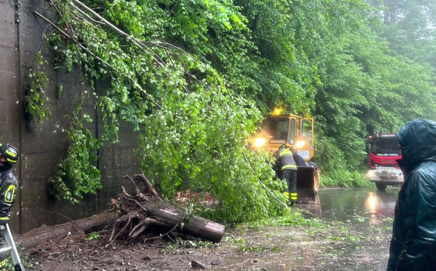 Maltempo, smottamento in Valle Strona. Chiusa una strada ad Arona