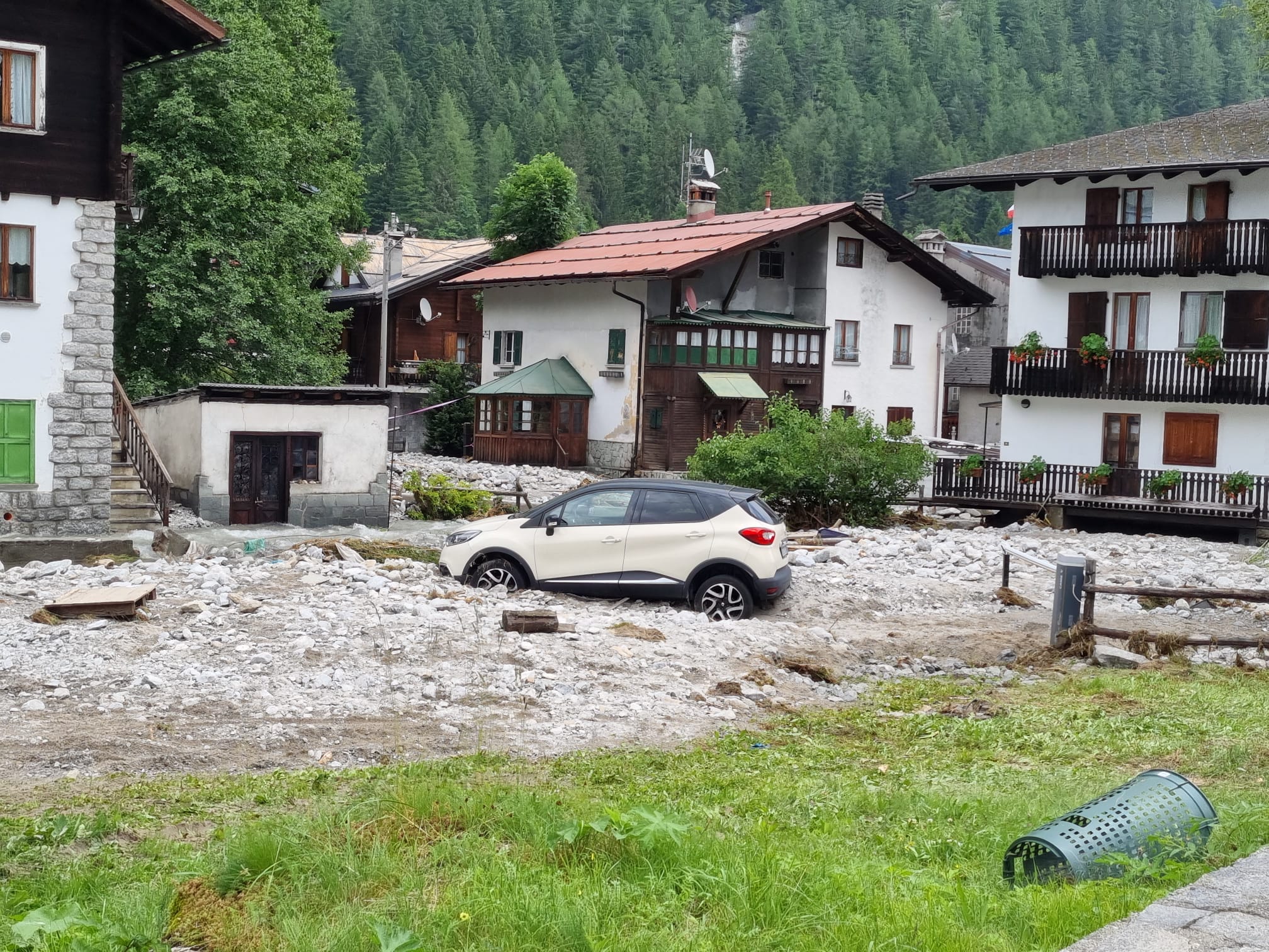 Macugnaga, sopralluogo di Acqua No Vco, situazione difficilissima, danni a sorgenti e fognature