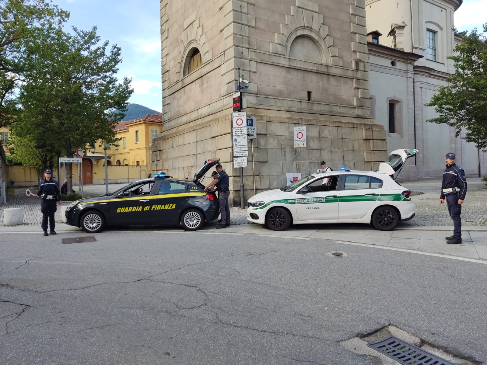 Per sfuggire a un controllo antidroga, spintona e fa cadere a terra un agente della Polizia Locale. Denunciato minorenne a Verbania