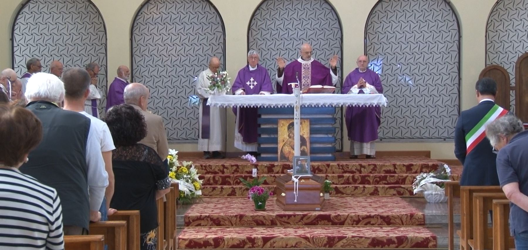 Cappuccina a Domodossola, chiesa gremita per l'ultimo saluto a Padre Vincenzo