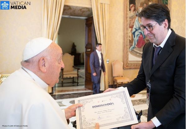 Papa Francesco membro onorario di Domoschool
