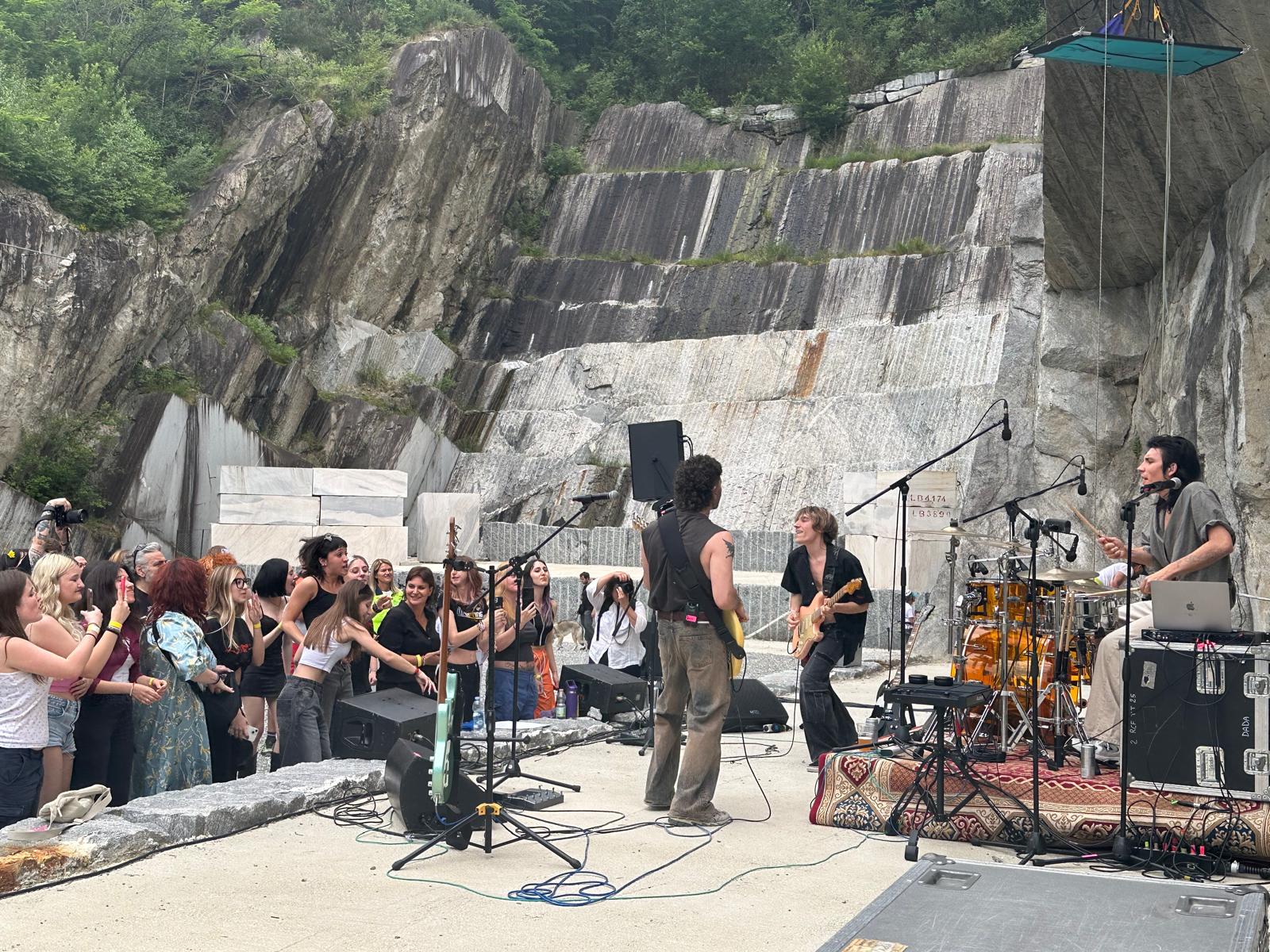 Gli Stunt Pilots hanno aperto Tones Teatro Natura 2024. Venerdì omaggio a Fred Buscaglione con regia di Arturo Brachetti