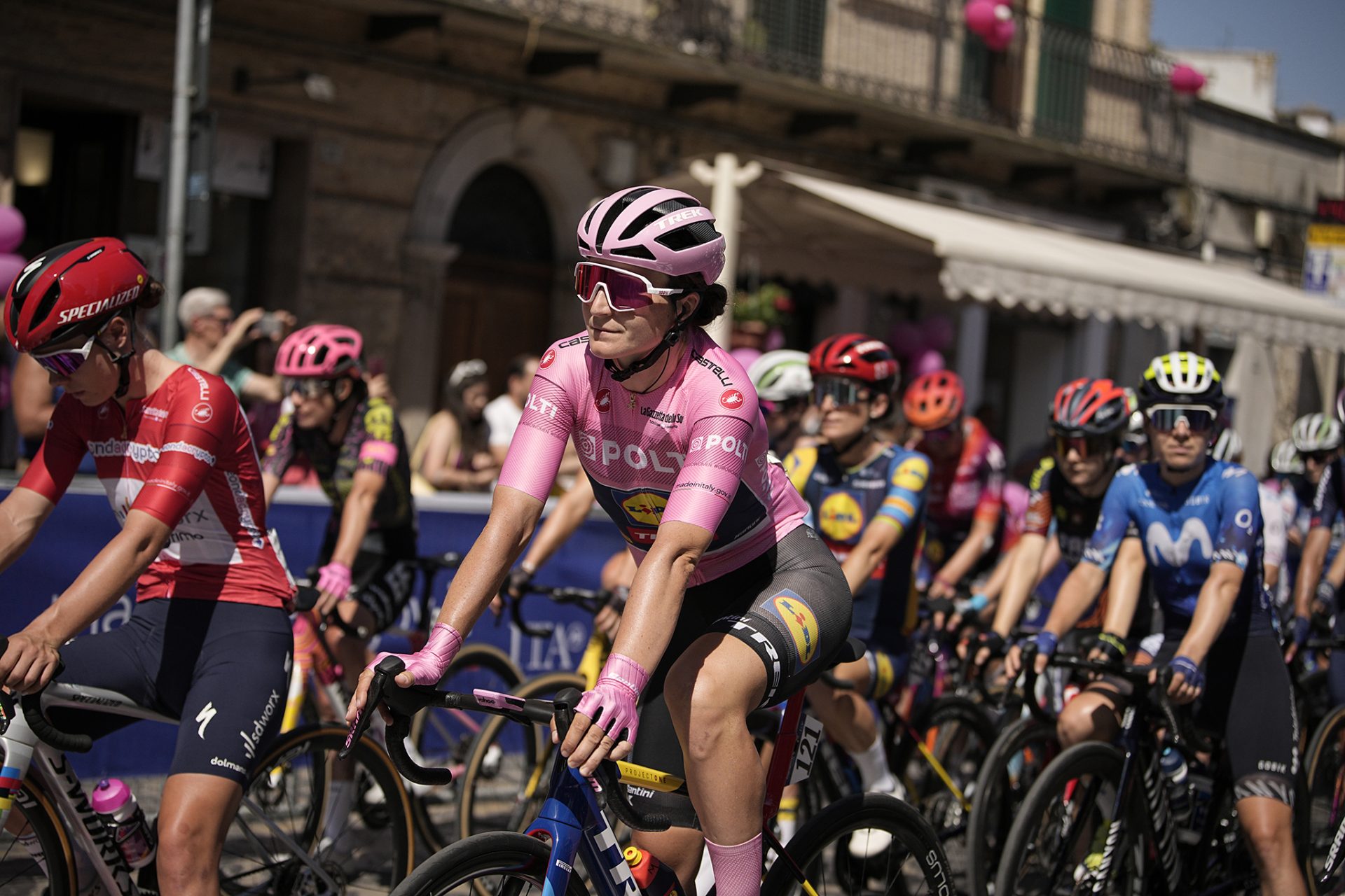 Il Giro Women si decide domani: tra Longo Borghini in rosa e Kopecky solo un secondo.