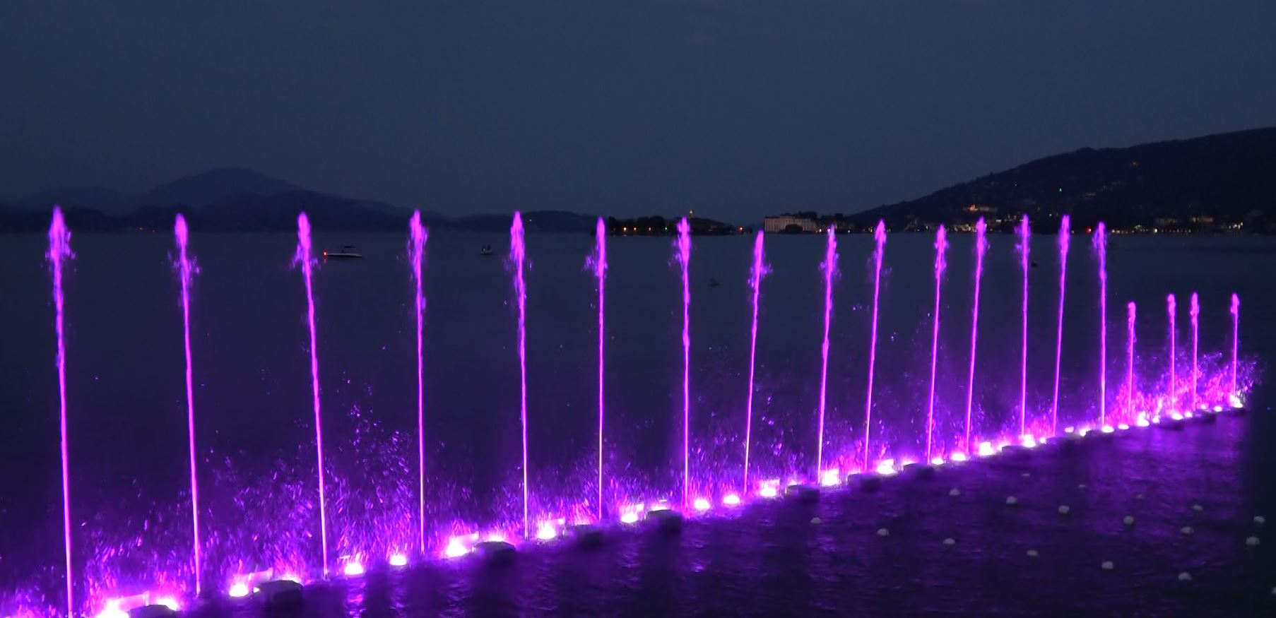 Fino al 18 agosto c'è Baveno d'Incanto, fontane d'acqua con luci e musica. Tre spettacoli ogni sera