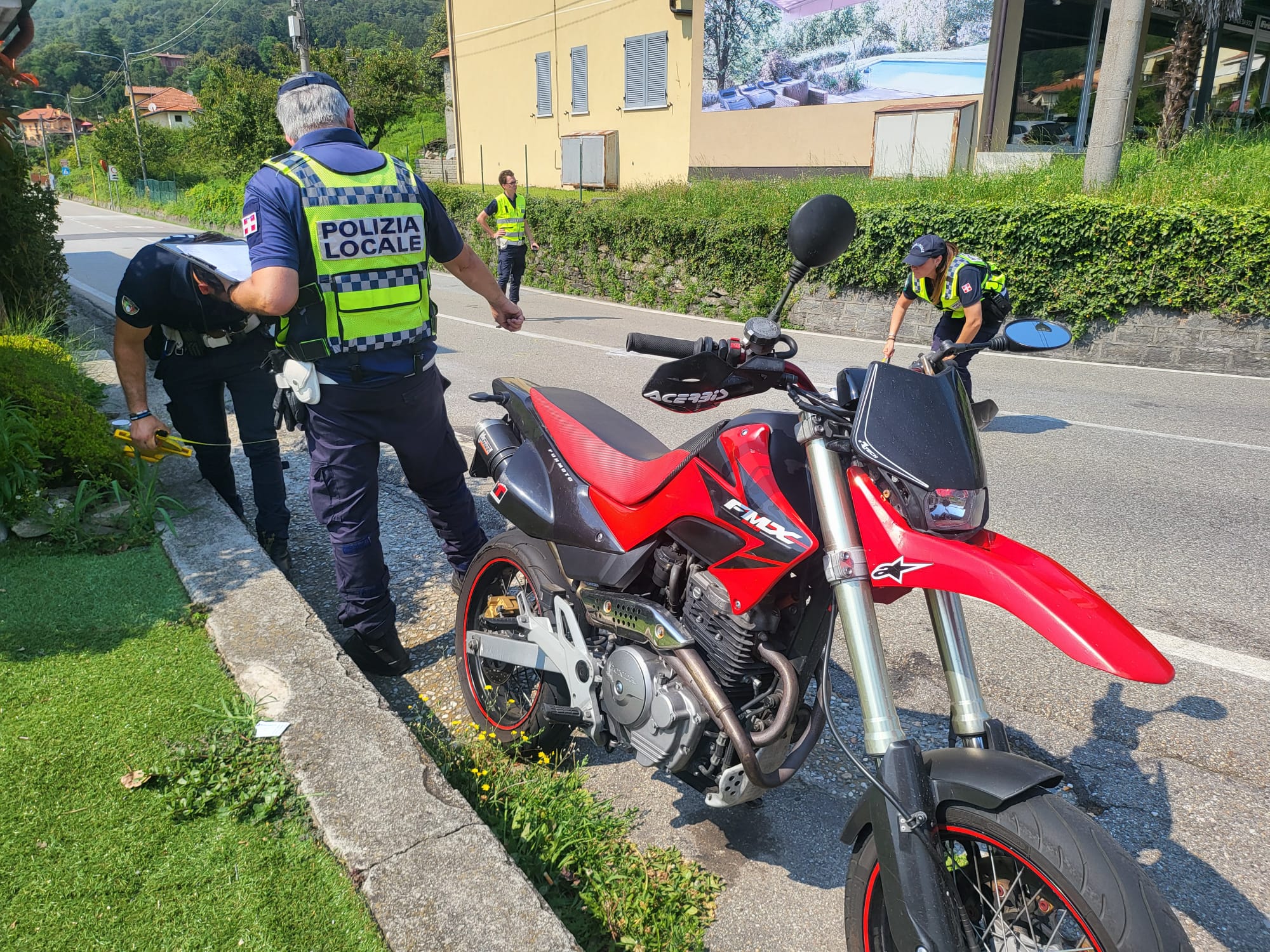 Incidente a Fondotoce sulla strada che porta a Mergozzo, feriti due ragazzi sulla moto