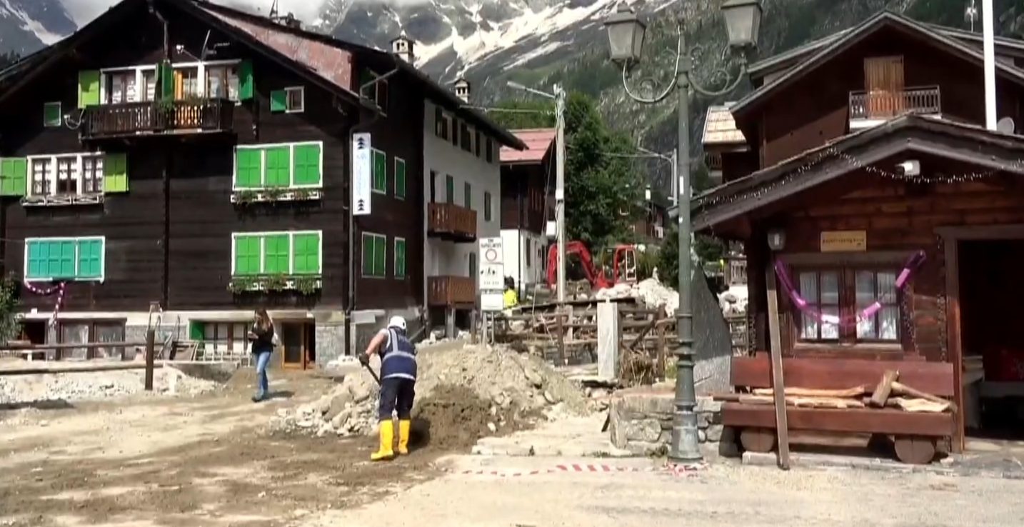 Macugnaga, il punto della situazione: VVF al lavoro per ripristinare la viabilità del centro urbano