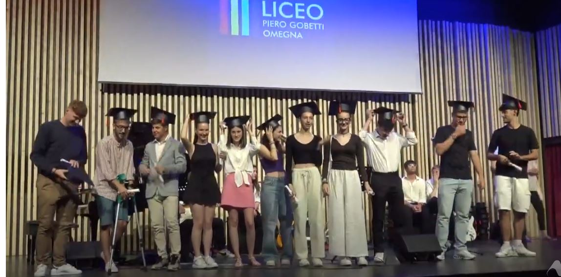 Liceo Gobetti di Omegna, la consegna dei diplomi agli studenti. 15 borse di studio assegnate