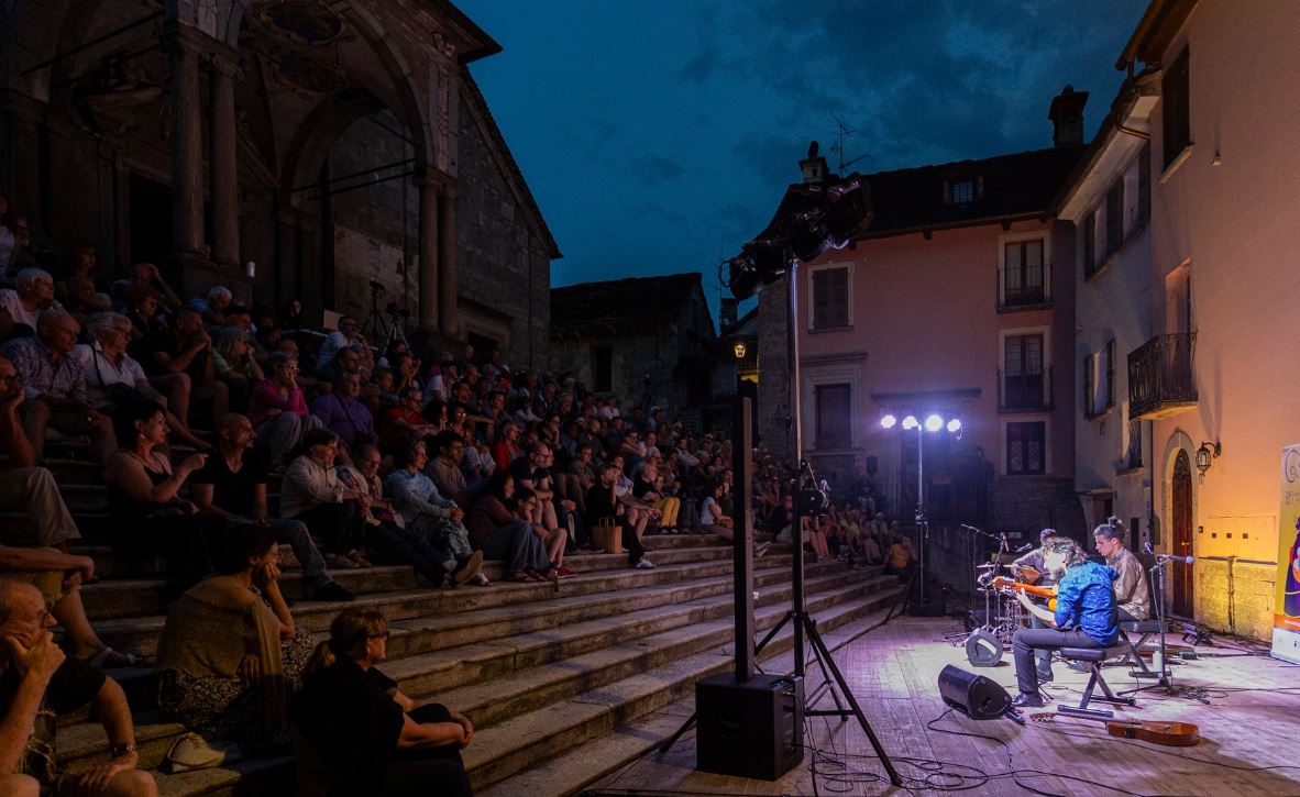 Sulla gradinata della parrocchiale di Varzo il concerto inaugurale del 28° Ossola Guitar Festival