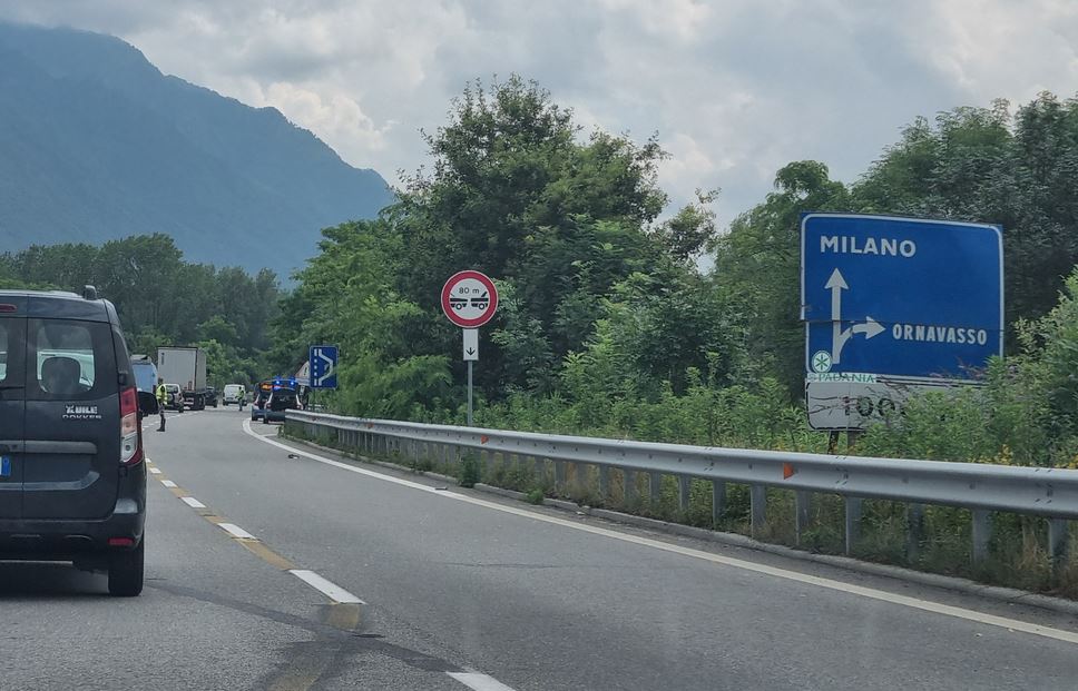 Incidente SS 33, motociclista ricoverata a Varese in rianimazione