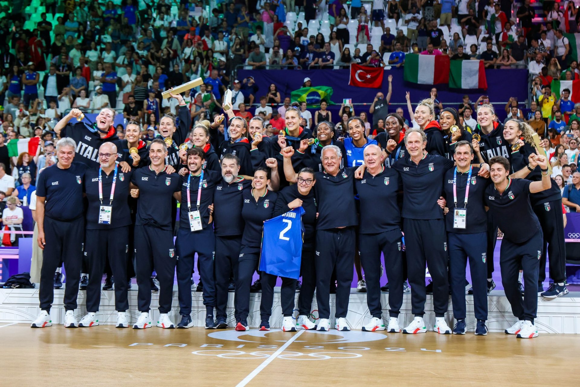 La Igor Volley esulta per l’oro azzurro con Bernardi e Cichello