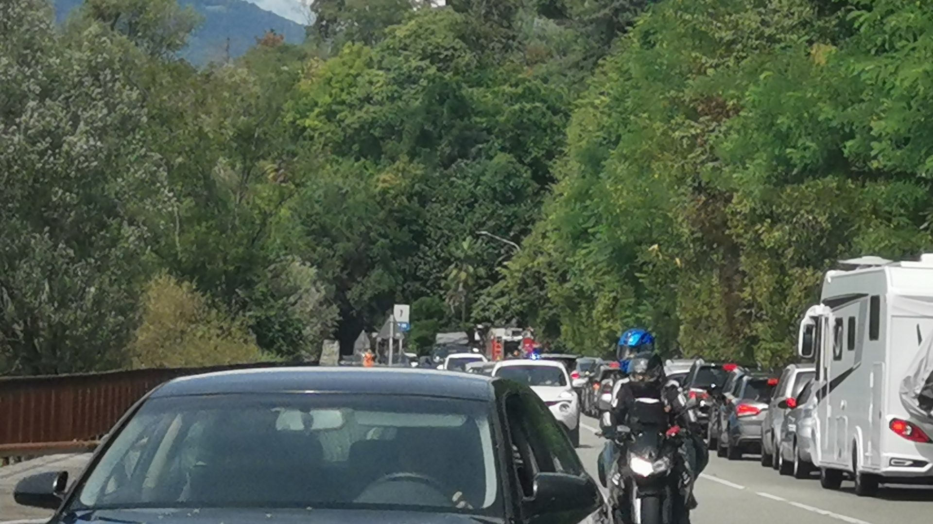 Piccolo smottamento lungo la statale a Verbania tra Fondotoce e i tre ponti, senso unico alternato e code