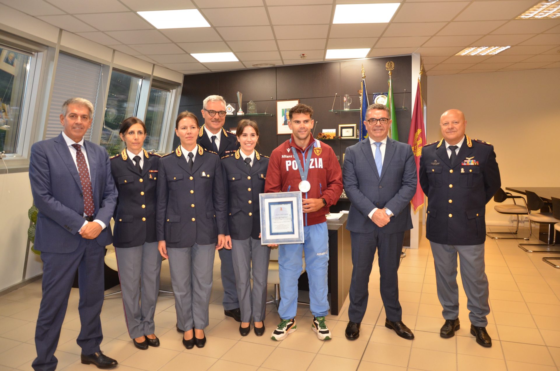 Il Questore di Verbania ha consegnato una targa al campione olimpico Carlo Tacchini