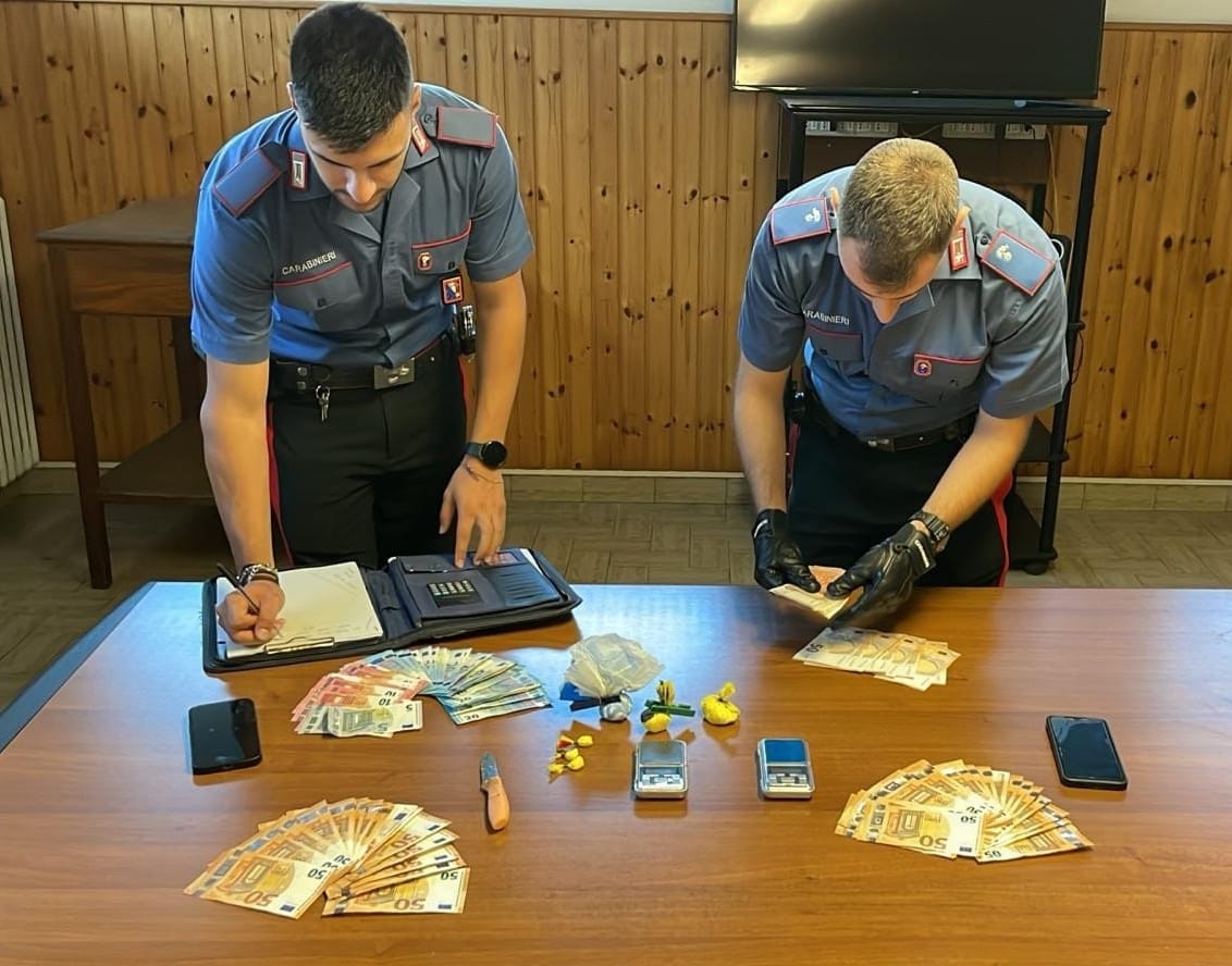 Vede i Carabinieri e inghiotte la droga appena comprata. Arrestato il presunto spacciatore in Ossola