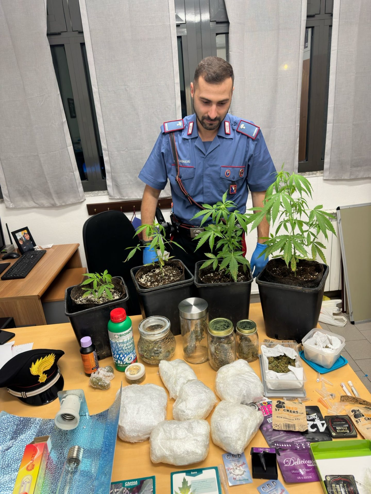 Dice di fumare marijuana a scopo terapeutico, ma a casa sua i carabinieri trovano una coltivazione