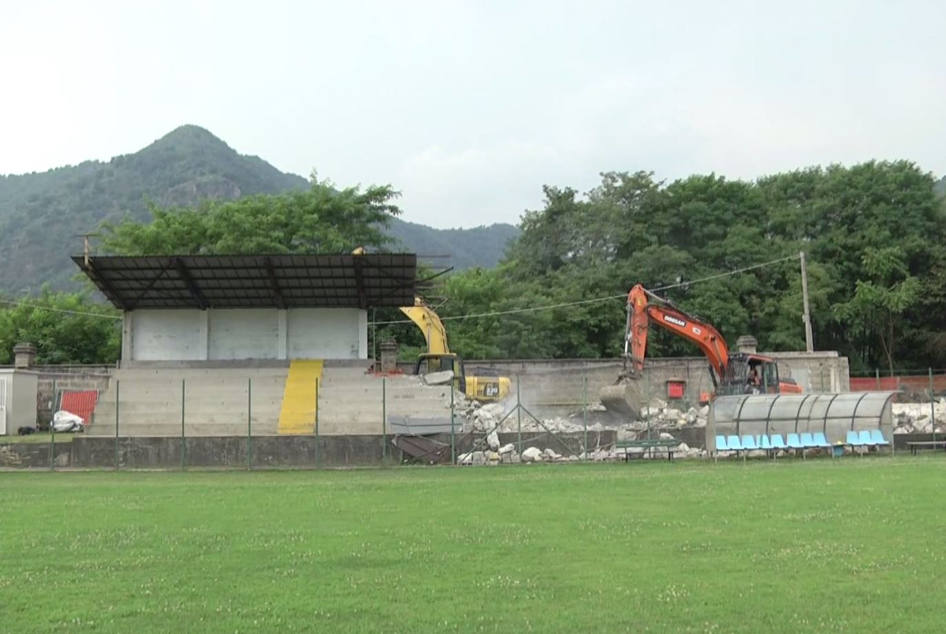 Omegna, conclusa la demolizione della tribuna del Liberazione