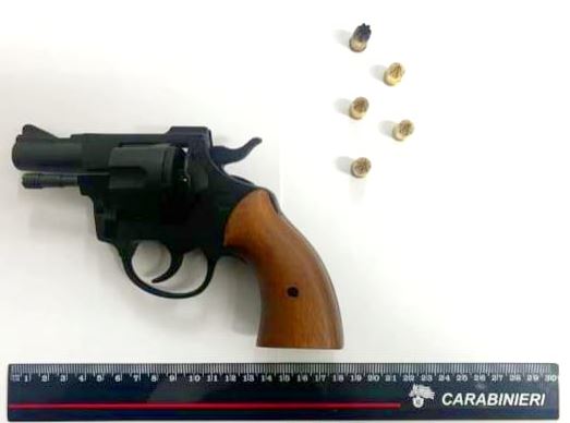 Minaccia dipendente comunale con una scacciacani, arrestato