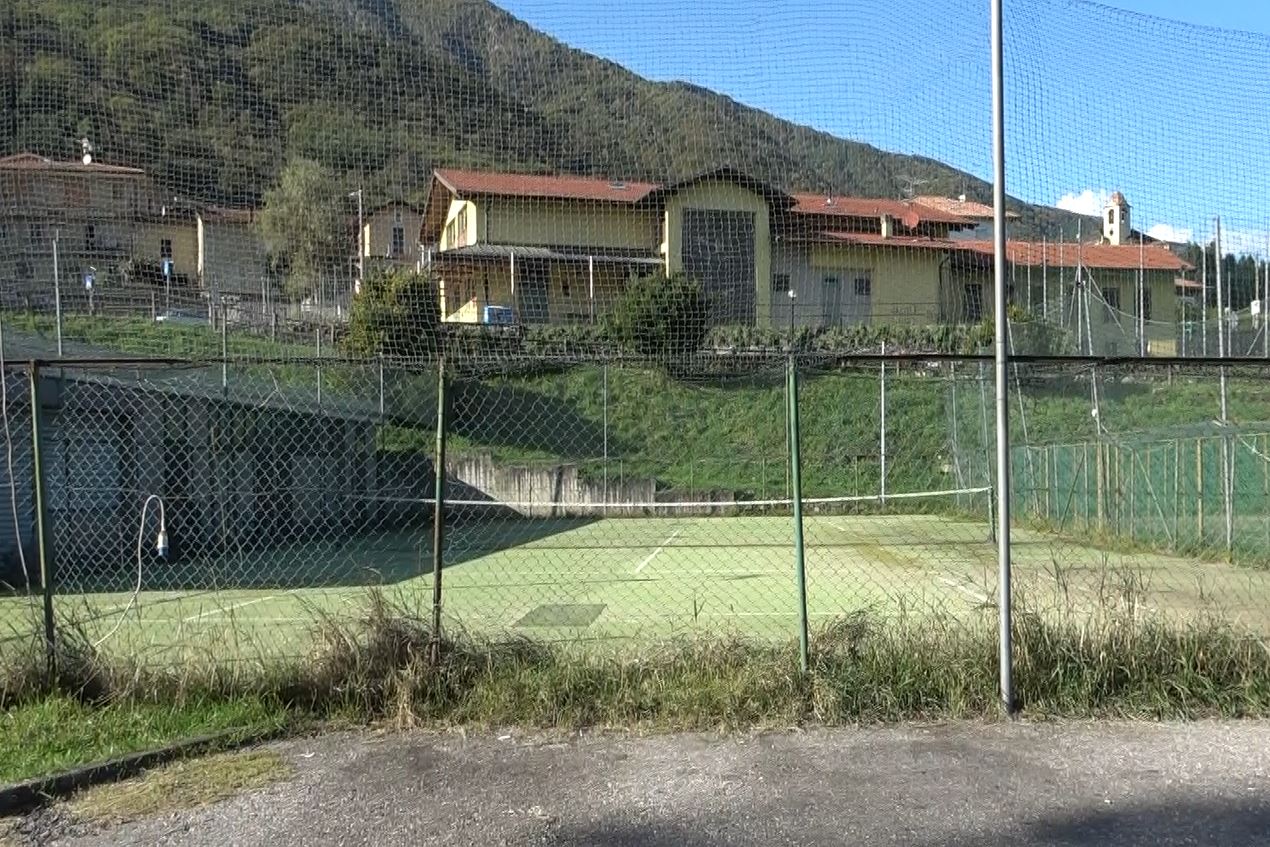 Casale Corte Cerro investe nello sport : saranno rifatti i campi da tennis