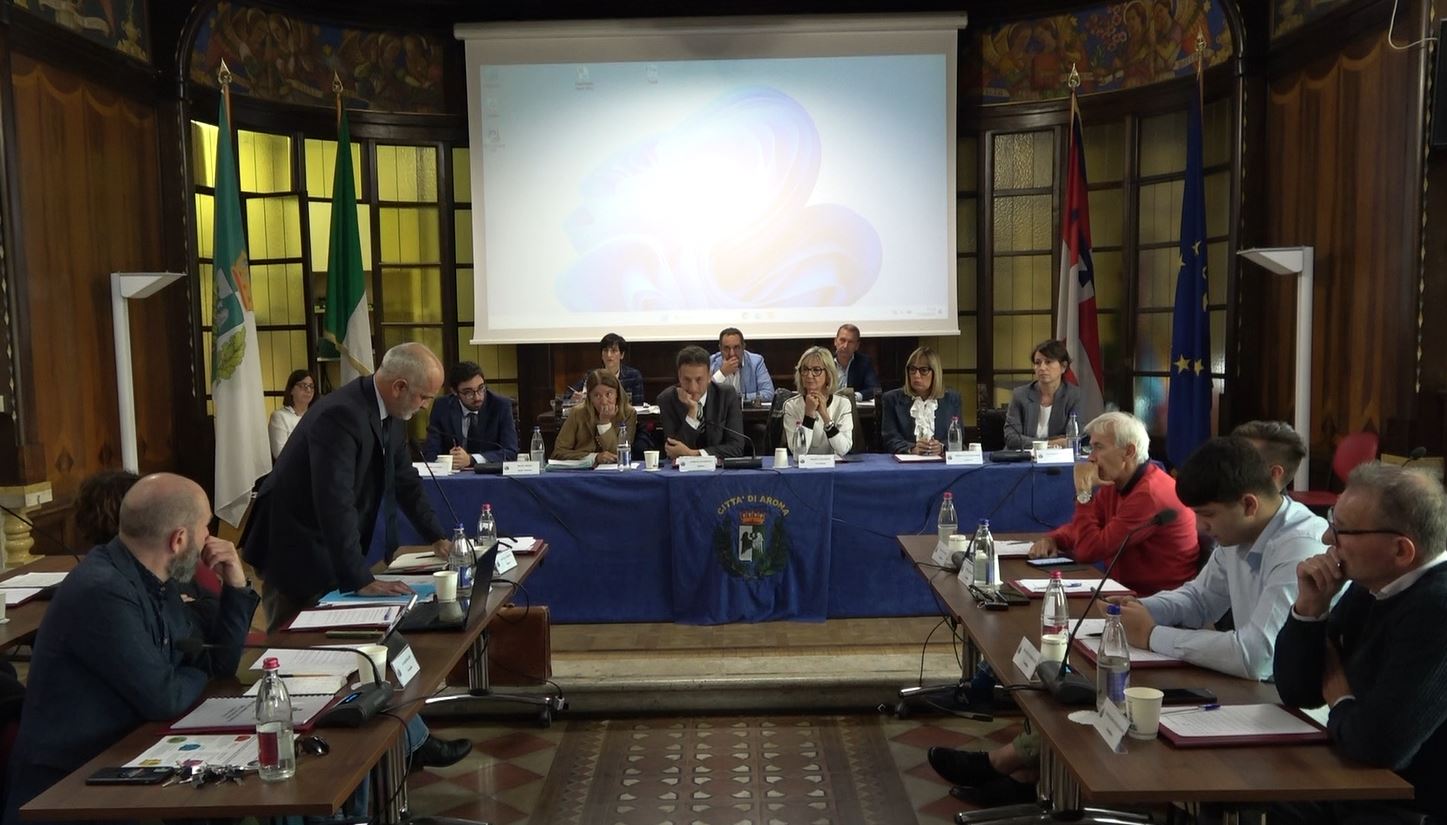 Arona, il consiglio comunale ha deliberato l'acquisto del vecchio stadio di via Monte Zeda