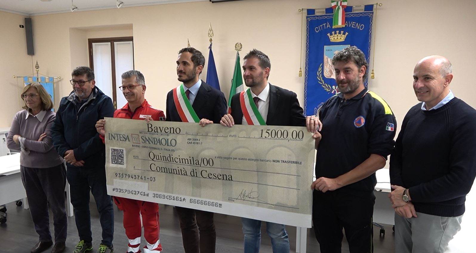 Baveno, la comunità locale ha donato un assegno da 15 mila euro al comune di Cesana per i danni dell'alluvione '23