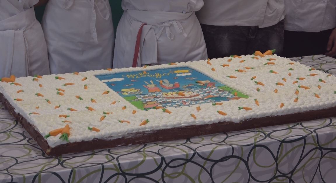 A Omegna per il festival Rodari i bambini hanno festeggiato il compleanno di Giulio Coniglio