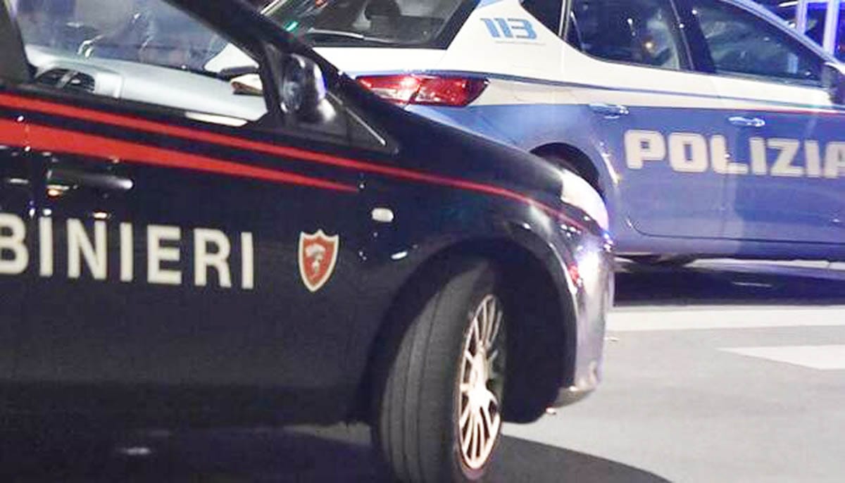 Vendeva I-Phone contraffatti, denunciato in un'operazione di Carabinieri e Polizia