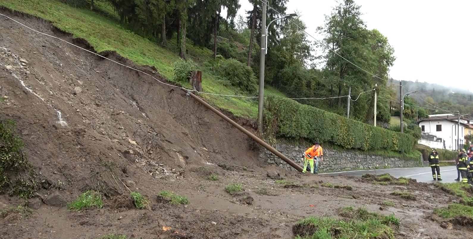 SS 229 transitabile a senso unico alternato a causa di uno smottamento