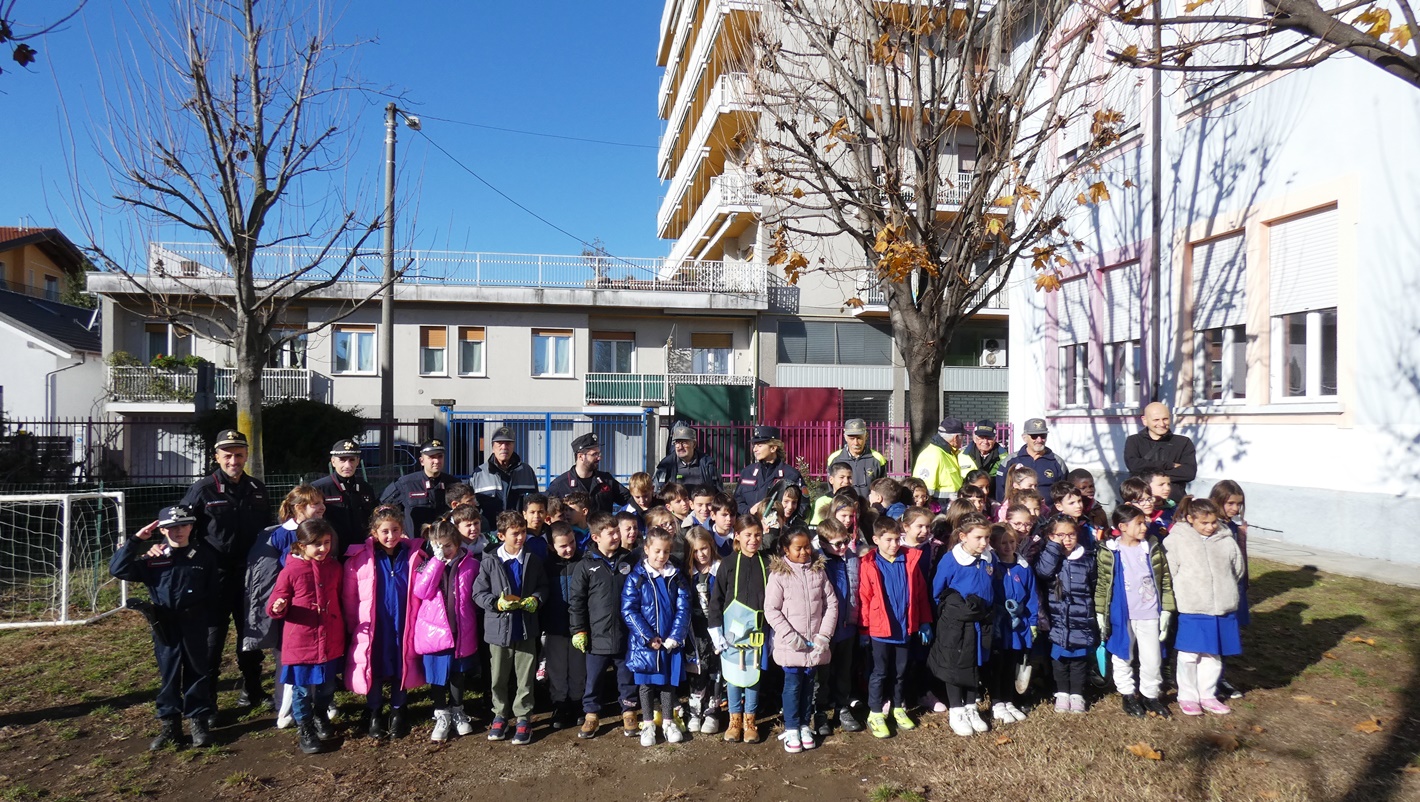 Alla scuola primaria "Tozzi" di Suna la festa degli Alberi con i Carabinieri Forestali