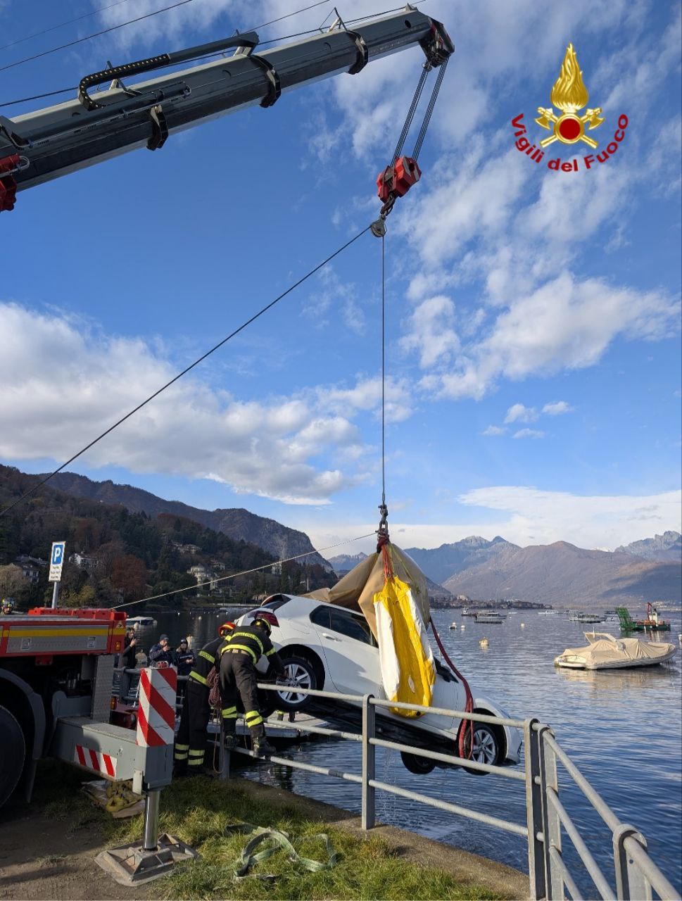 Stresa, i Vigili del fuoco recuperano auto inabissata nel lago a Carciano