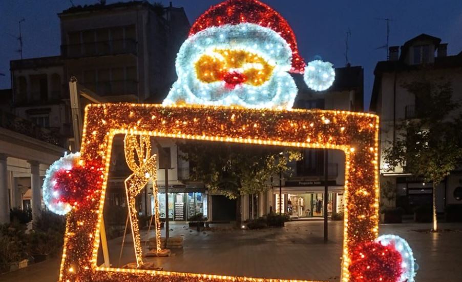 Il Natale a Stresa: gli elfi, le luci, le iniziative in occasione di Sant'Ambrogio, il Benemerito, i presepi