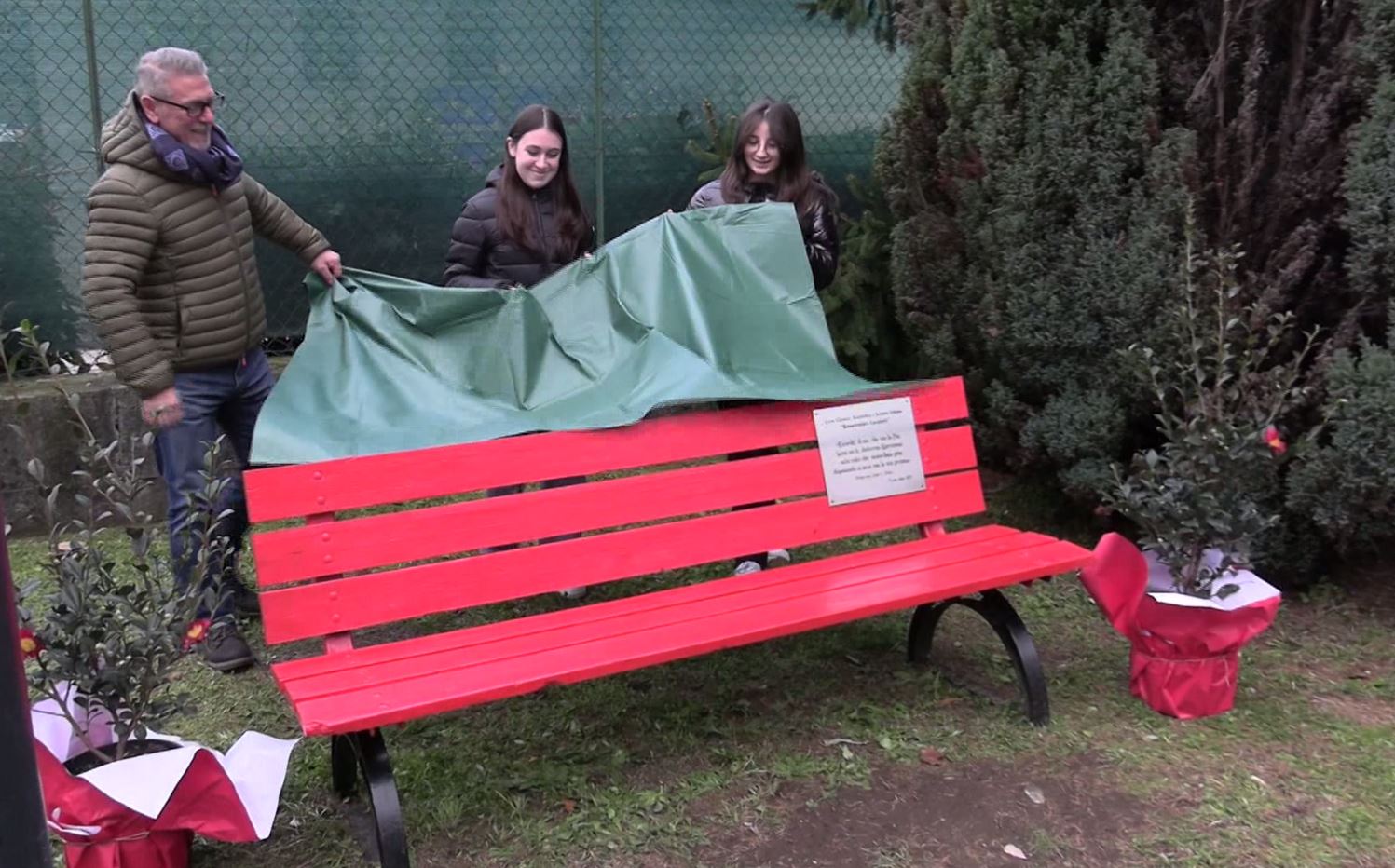 Studenti del liceo Cavalieri hanno realizzato una panchina rossa