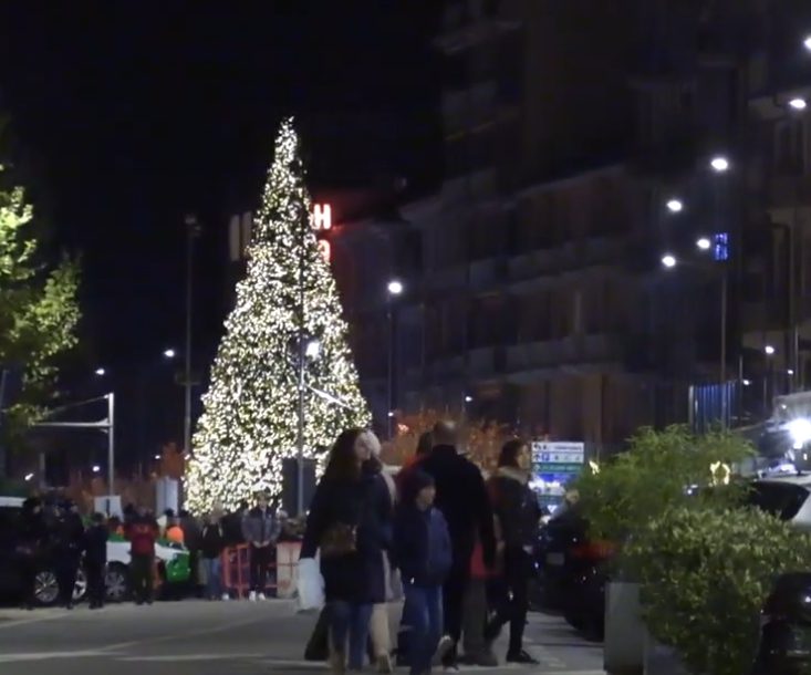 Con l'accensione dell'Albero e delle luminarie ad Arona è partito il Natale