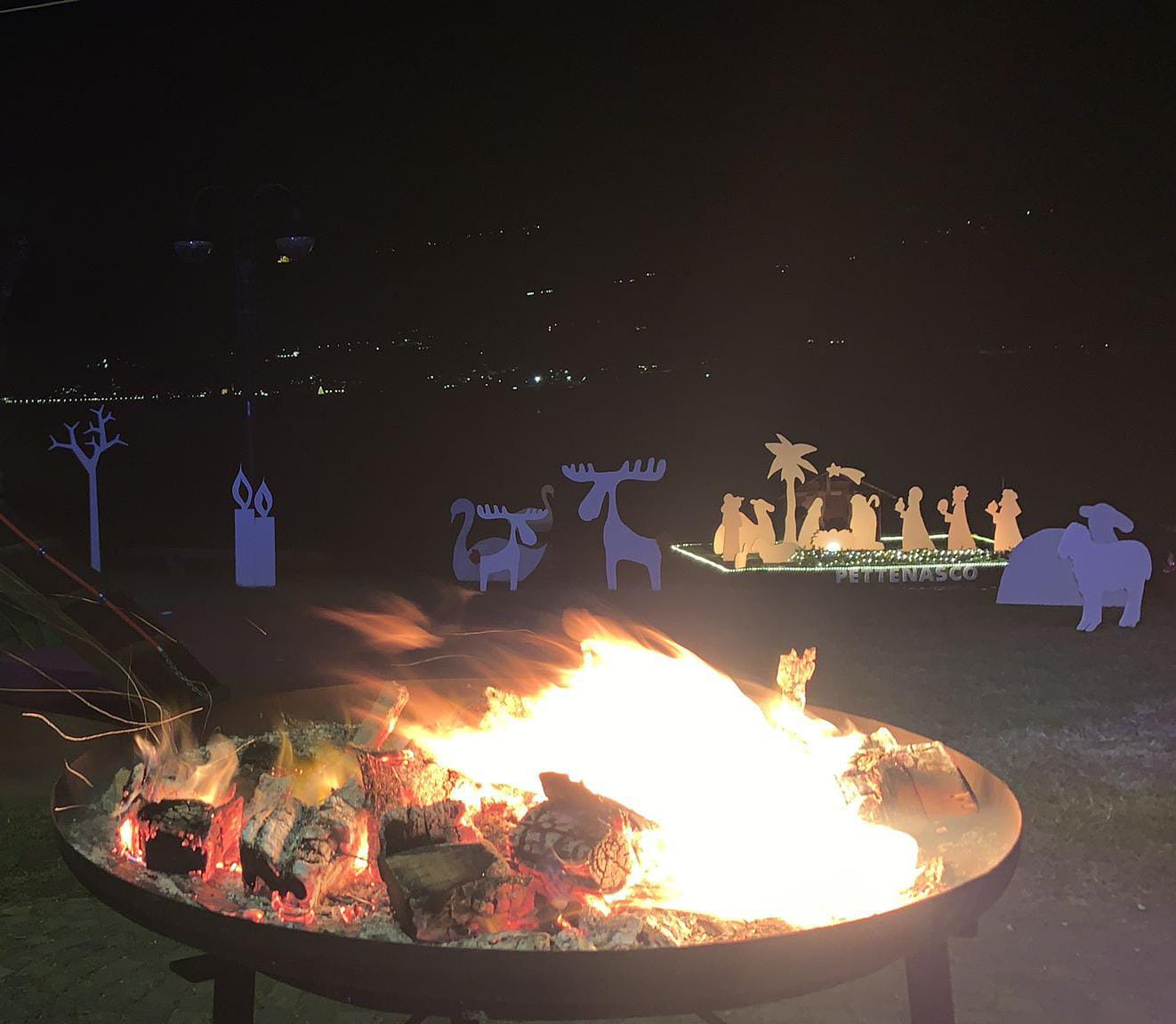 A Pettenasco inaugurato il presepe galleggiante