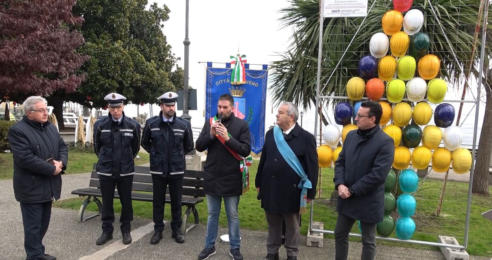Il lungolago di Baveno ospita l'albero di Natale della sicurezza