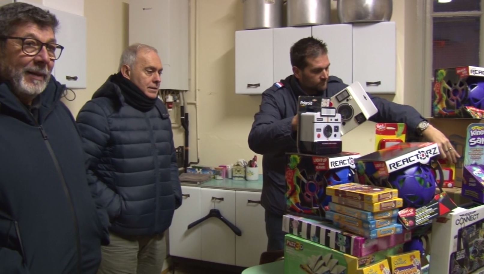 AKB dona giocattoli alla Caritas di Baveno