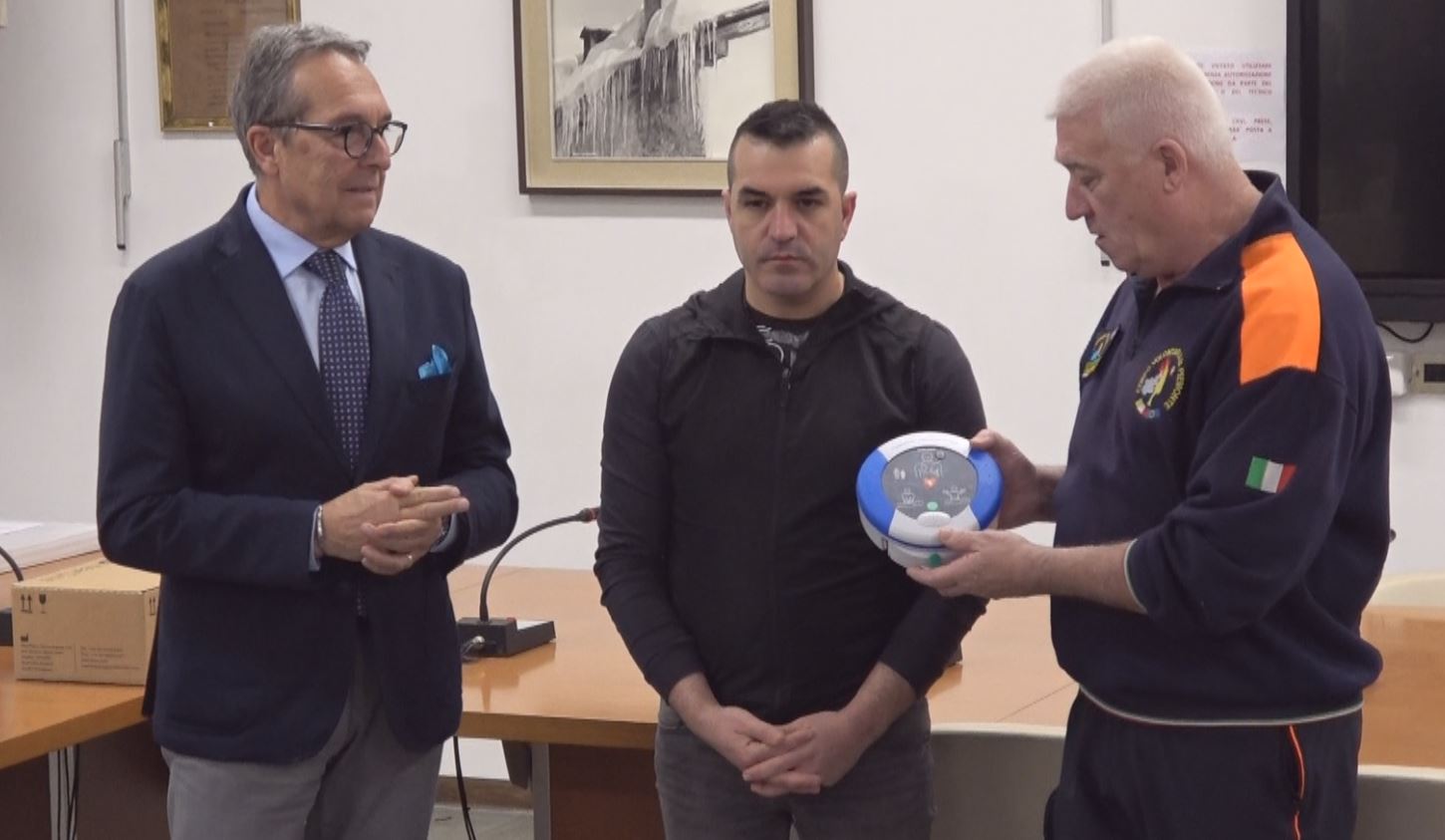 Dal Cantante della Solidarietà un defibrillatore per gli Aib della Valle Antrona