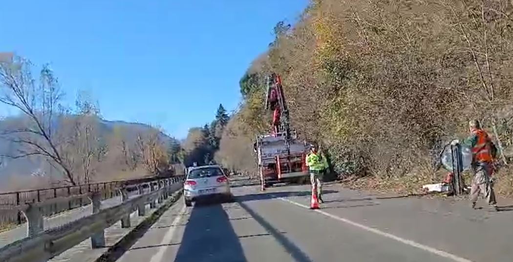 Taglio piante sulla Ss34, lunghe code in uscita ed entrata da Verbania