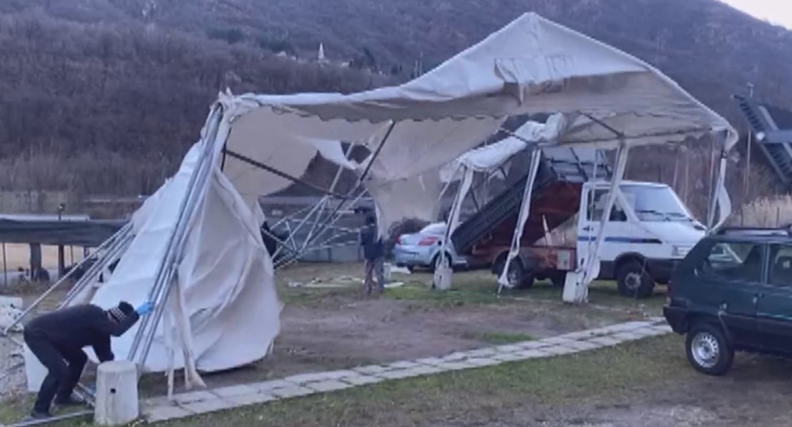 Forte vento nel Cusio, numerosi interventi dei Vigili del fuoco