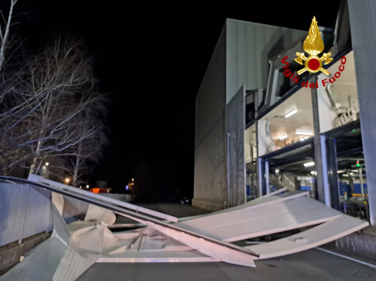 Vento forte, cinquanta interventi dei Vigili del Fuoco nelle ultime ore. Ferma la Vigezzina