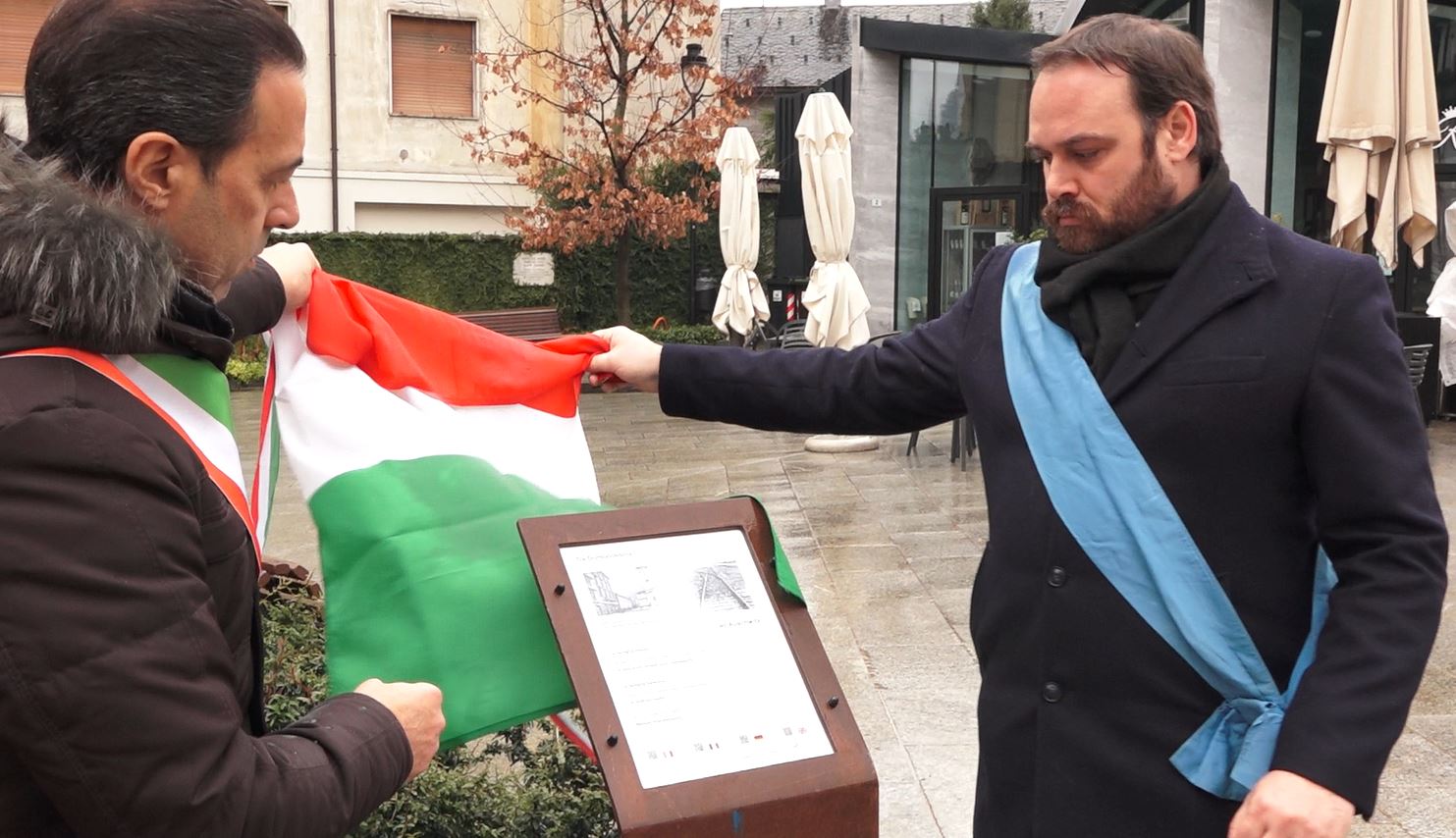 Domo, in piazza Repubblica dell’Ossola scoperta targa a ricordo delle vittime dell’Olocausto