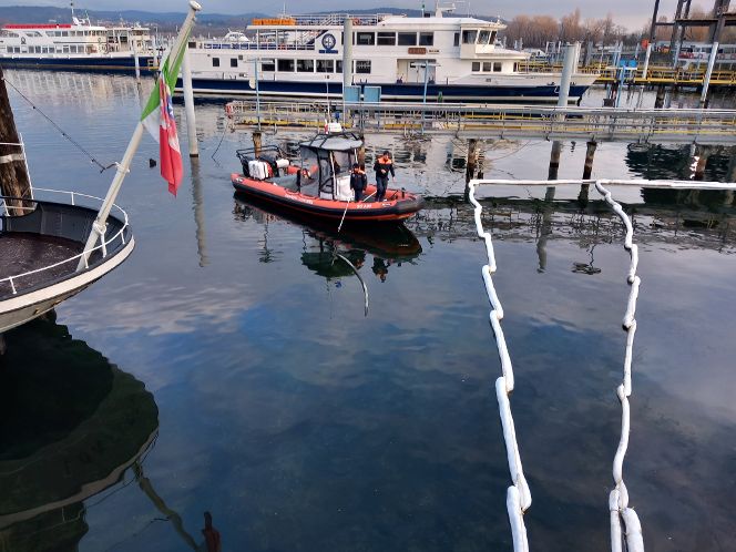 Arona: sversamento di idrocarburi nel lago